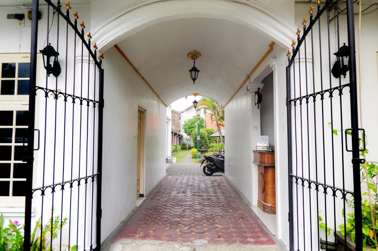 Hotel Tulips Yogyakarta Extérieur photo