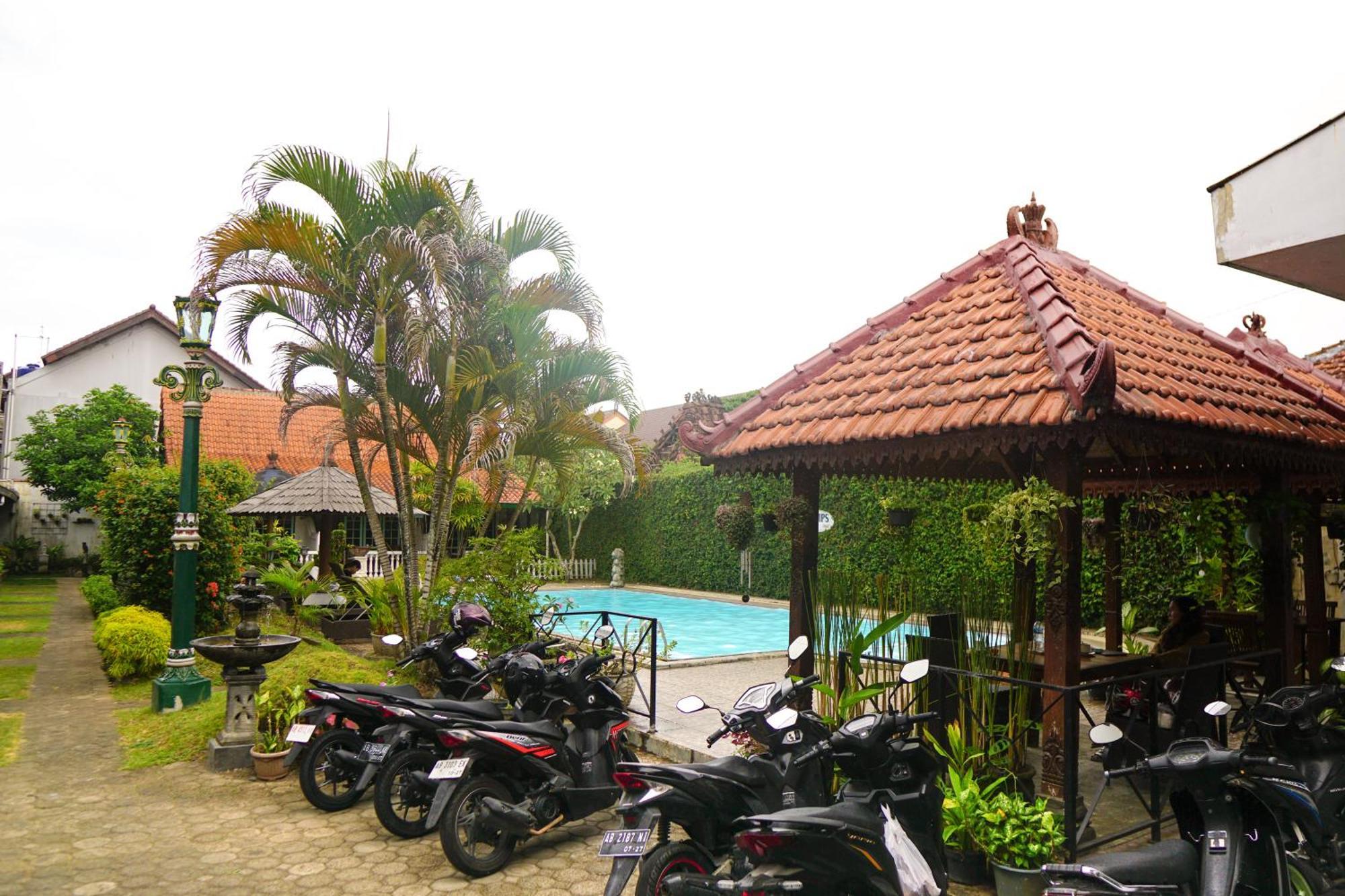 Hotel Tulips Yogyakarta Extérieur photo