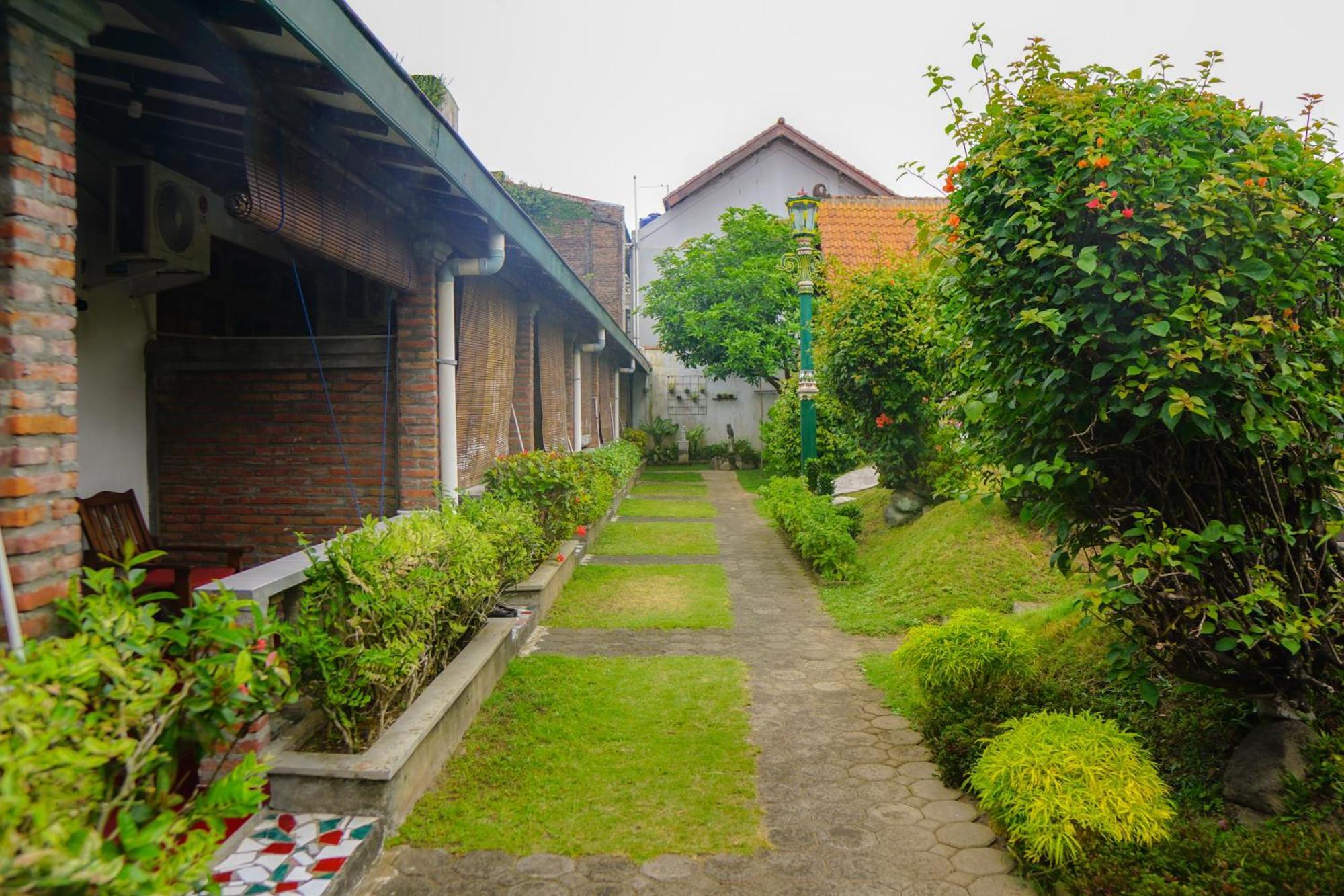 Hotel Tulips Yogyakarta Extérieur photo