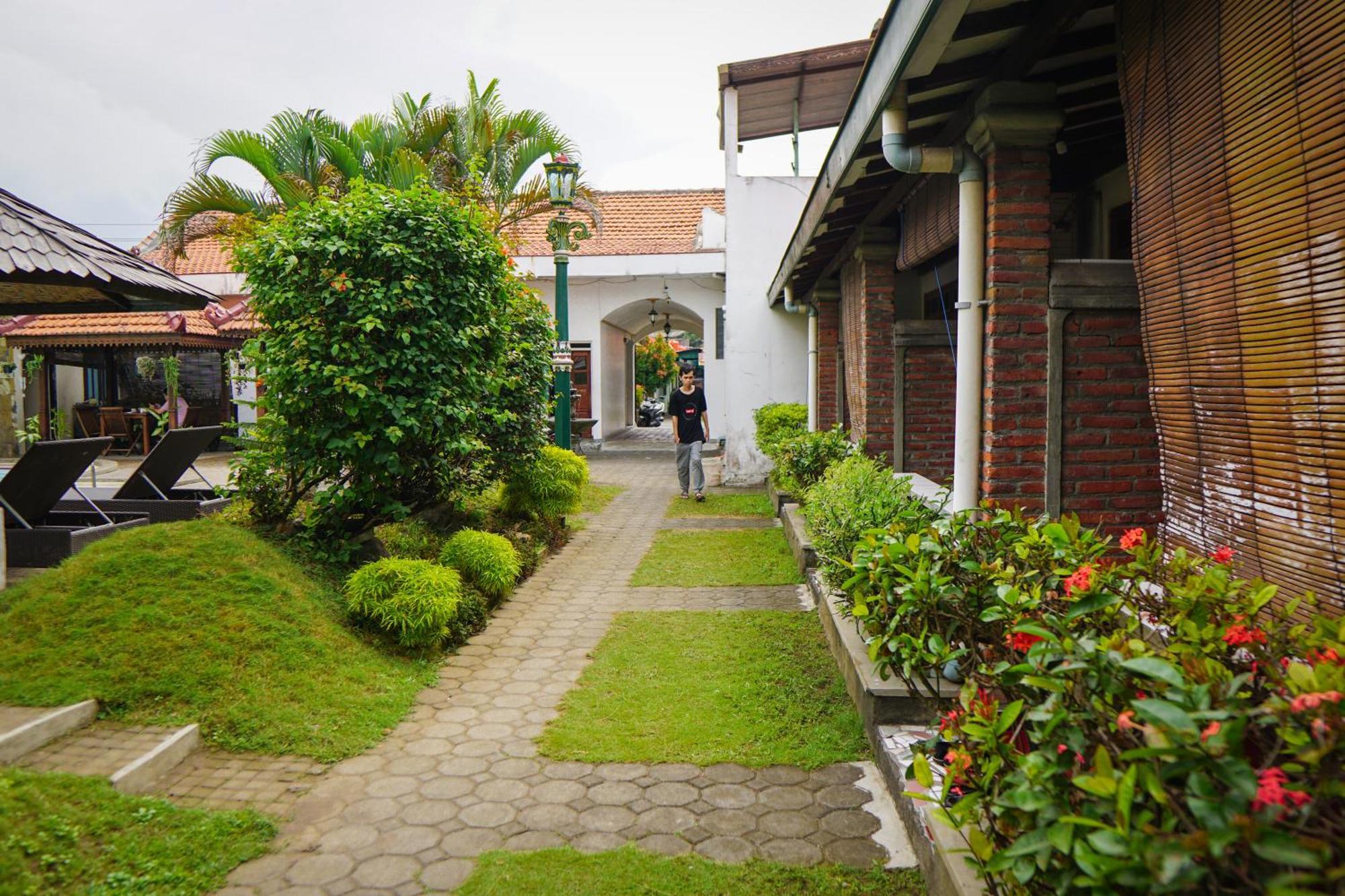 Hotel Tulips Yogyakarta Extérieur photo